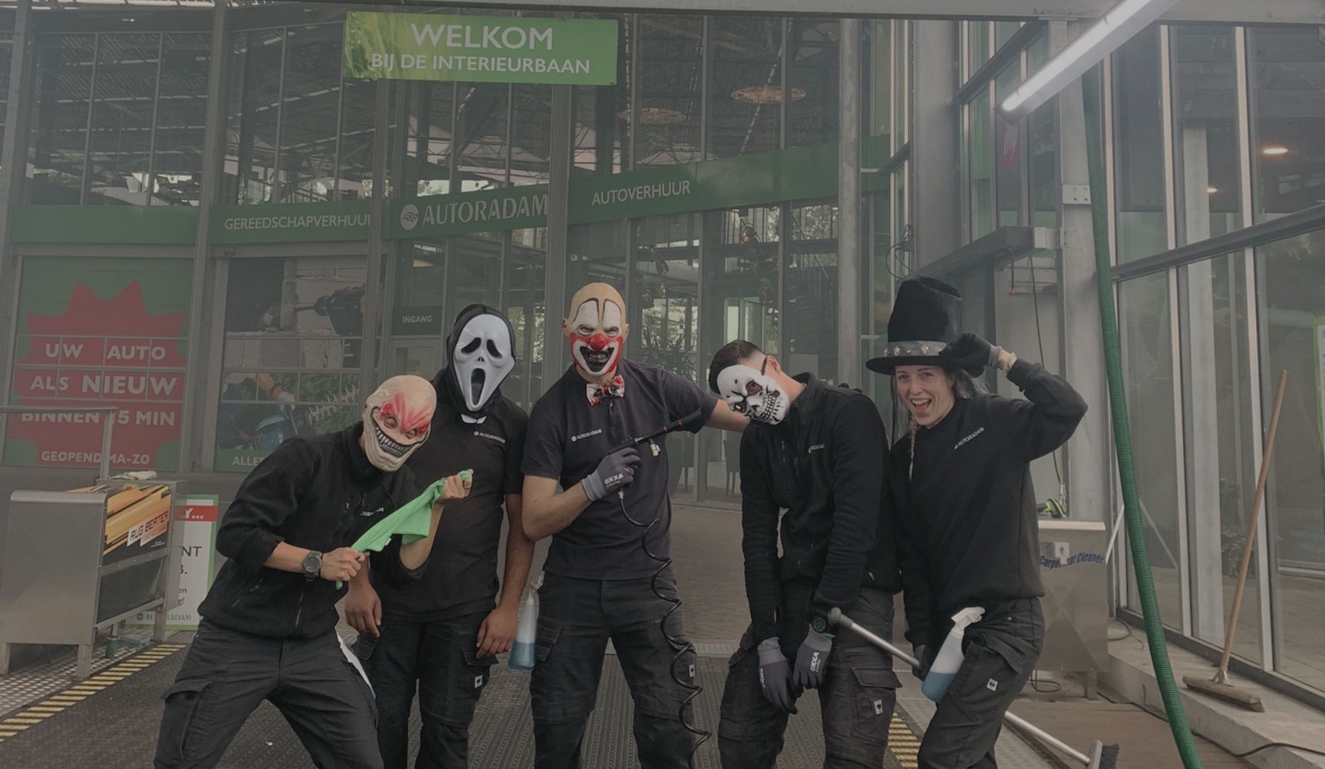 During the Halloween Fright Days, Autoradam Almere employees will appear at the car wash in disguise.